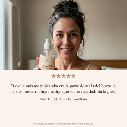 Clienta sosteniendo el frasco de Firmeza Corporal